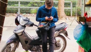 Smartphone chiếm nhiều thời gian mỗi ngày của người Việt Smartphone chiếm nhiều thời gian mỗi ngày của người Việt