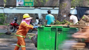 Nắng thiêu đốt, người 'đu mình' ở nơi chạm là giật bắn, người chờ lao ra đường Nắng thiêu đốt, người 'đu mình' ở nơi chạm là giật bắn, người chờ lao ra đường