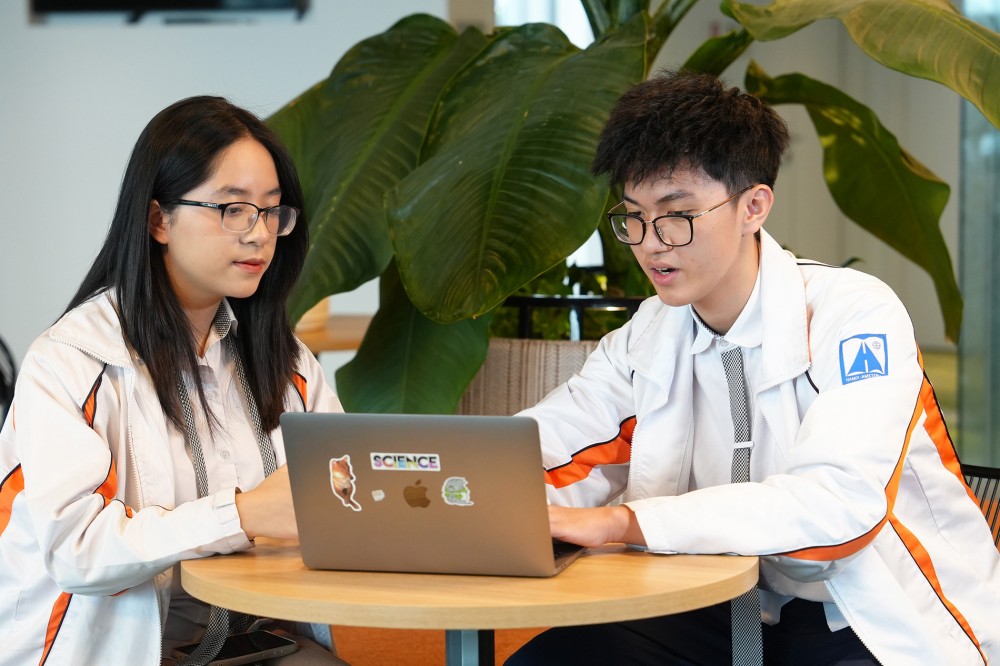 Hai thí sinh Trường THPT chuyên Hà Nội - Amsterdam tìm hiểu về cuộc thi. 