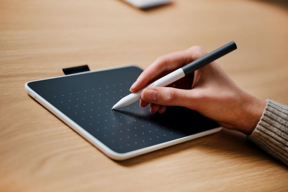 Wacom One medium_Pen on tablet
